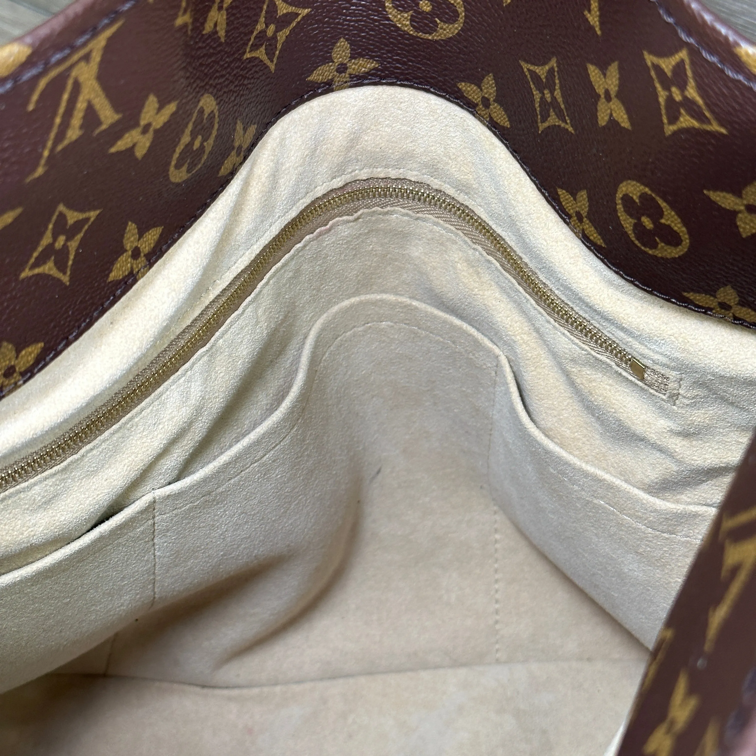 Louis Vuitton Monogram Artsy MM